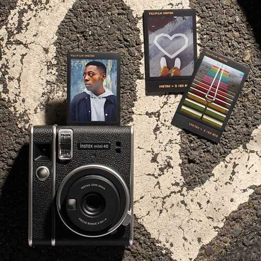 Фотоапарат Fujifilm Instax Mini 40 Black + фотопапір на 20 аркушів